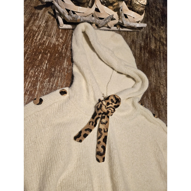 Pull  capuche ruban et boutons léopard
